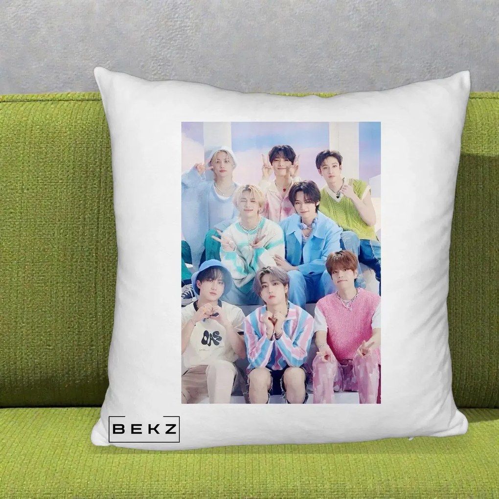 Perna Personalizata K-Pop Grup Foto Pasteluri cu 8 Artisti, 40x40 cm, Alb Pufos, Husa Detasabila, Perna Inclusa, BEKZ®