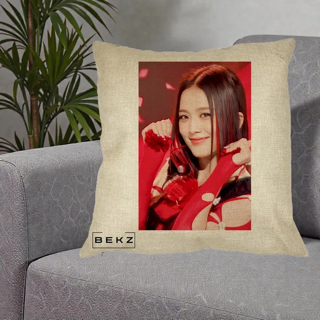 Perna Personalizata K-pop BLACKPINK Jisoo Rosu, 40x40 cm, Crem, Husa Detasabila, Perna Inclusa, BEKZ®