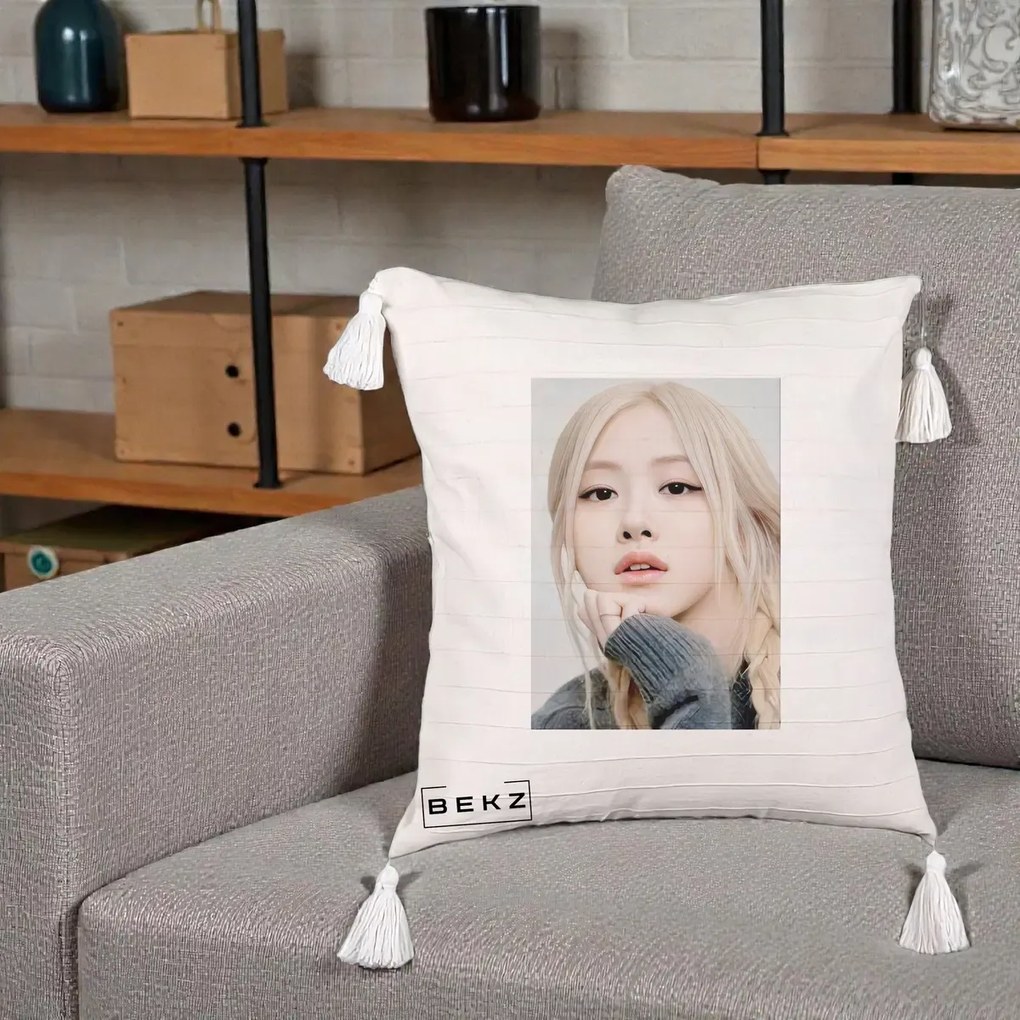 Perna Personalizata K-pop BLACKPINK Rose cu Jucarie de Plus, 40x40 cm, Bej cu Franjuri, Husa Detasabila, Perna Inclusa, BEKZ®