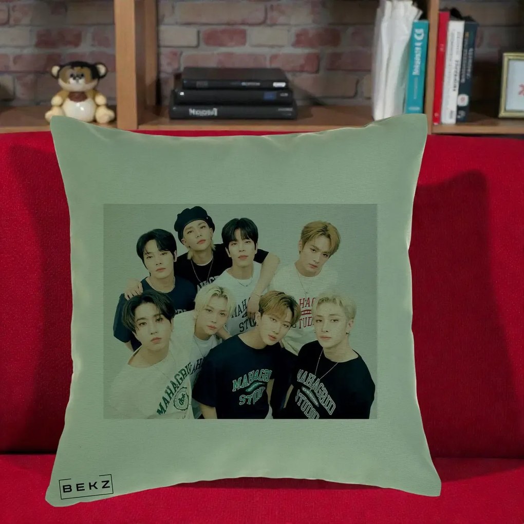 Perna Personalizata K-pop Stray Kids Foto Grup Text, 40x40 cm, Verde, Husa Detasabila, Perna Inclusa, BEKZ®