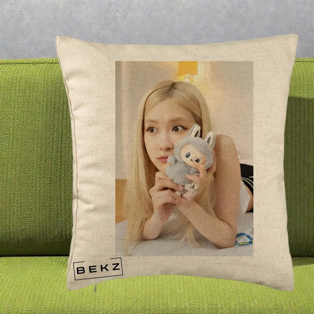 Perna Personalizata K-pop BLACKPINK Rose cu Papusa Iepure, 40x40 cm, Bej, Husa Detasabila, Perna Inclusa, BEKZ®