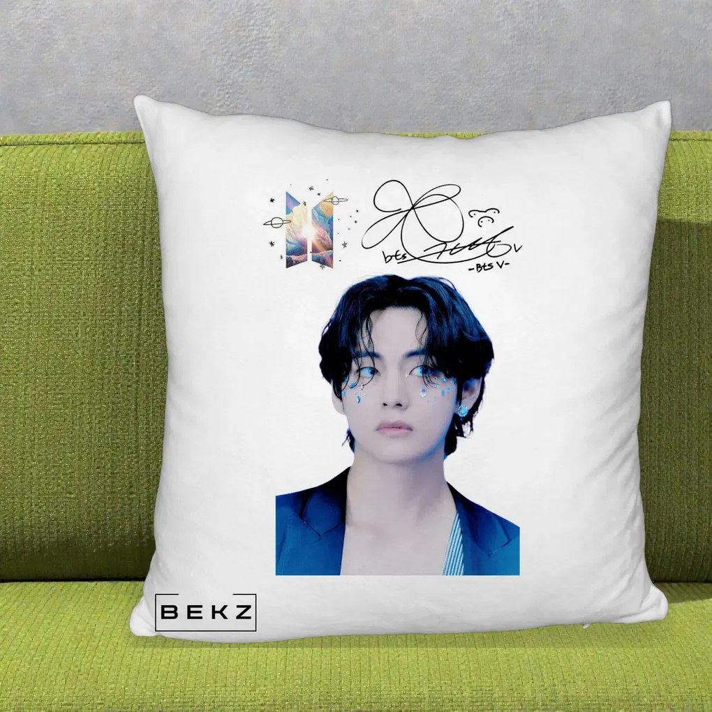 Perna Personalizata K-pop BTS V Taehyung Portret cu Autograf, 40x40 cm, Alb Pufos, Husa Detasabila, Perna Inclusa, BEKZ®