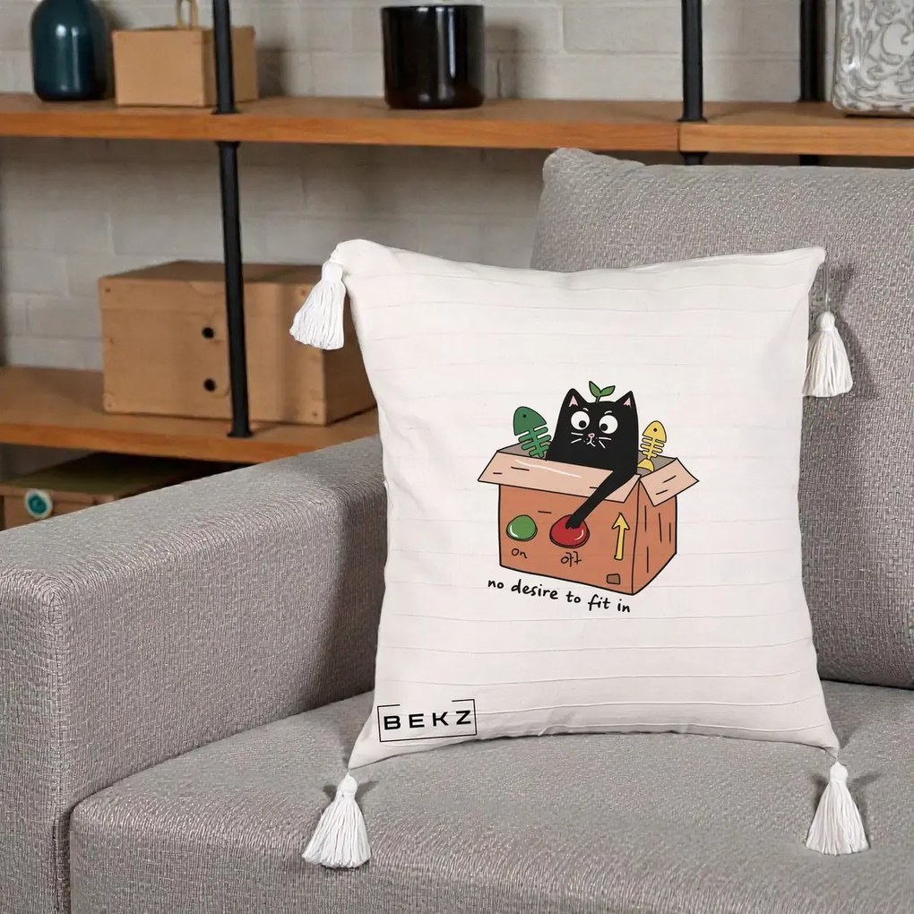 Perna Decorativa Pisica in Cutie No Desire to Fit In, 40x40 cm, Bej cu Franjuri, Husa Detasabila, Perna Inclusa, BEKZ®