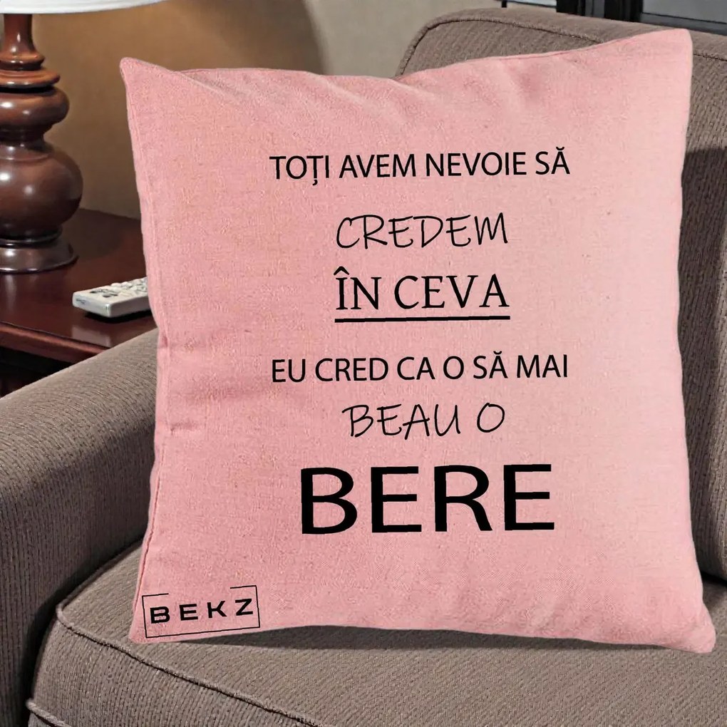 Perna Decorativa Eu Cred ca mai Beau o Bere, 40x40 cm, Roz, Husa Detasabila, Perna Inclusa, BEKZ®