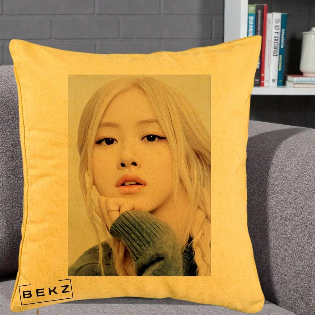 Perna Personalizata K-pop BLACKPINK Rose cu Jucarie de Plus, 40x40 cm, Galben, Husa Detasabila, Perna Inclusa, BEKZ®