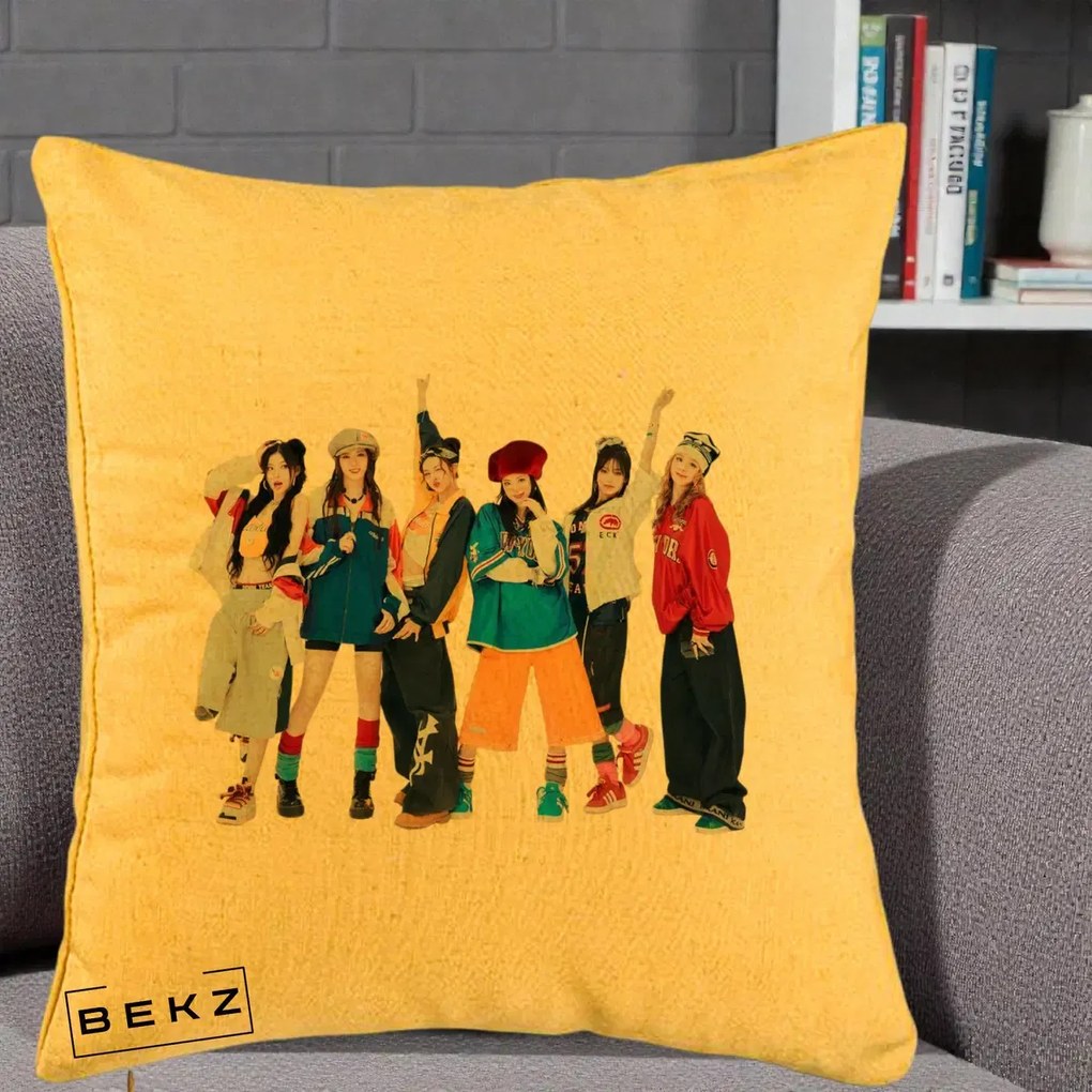 Perna Personalizata Grup K-pop Fete in Picioare Foto, 40x40 cm, Galben, Husa Detasabila, Perna Inclusa, BEKZ®