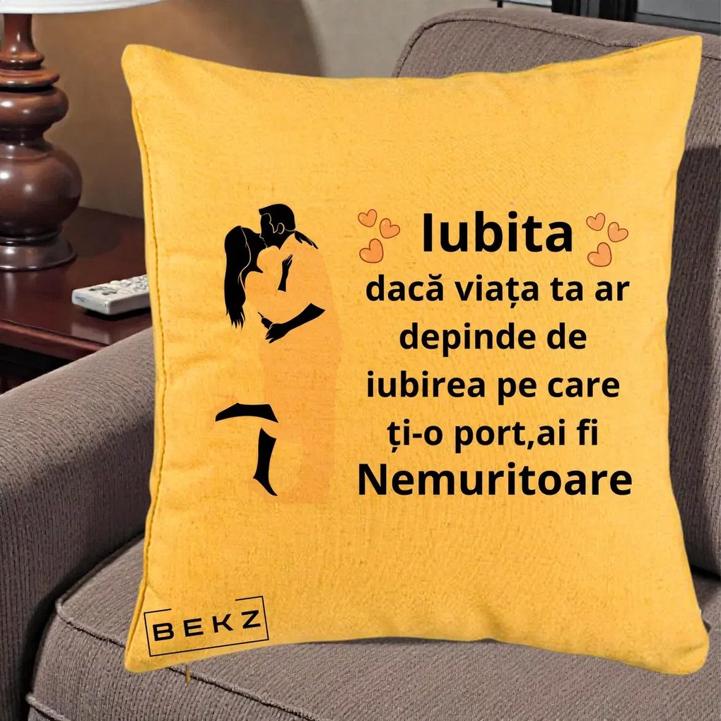 Cadou pentru Iubita - Perna Personalizata Iubita Nemuritoare cu Siluete de Cuplu, 40x40 cm, Galben, Husa Detasabila, Perna Inclusa, BEKZ®