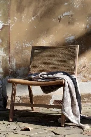 Pled țesut din bumbac și fibre reciclate, latte și crem, cu model de frunze și ciucuri, 150 x 130 cm, „Aix”