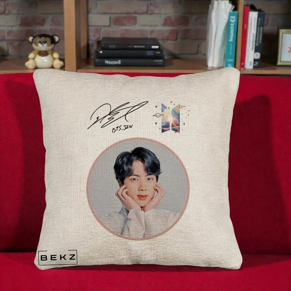 Perna Personalizata K-pop BTS Jin Portret cu Autograf, 40x40 cm, Bej Canapea, Husa Detasabila, Perna Inclusa, BEKZ®