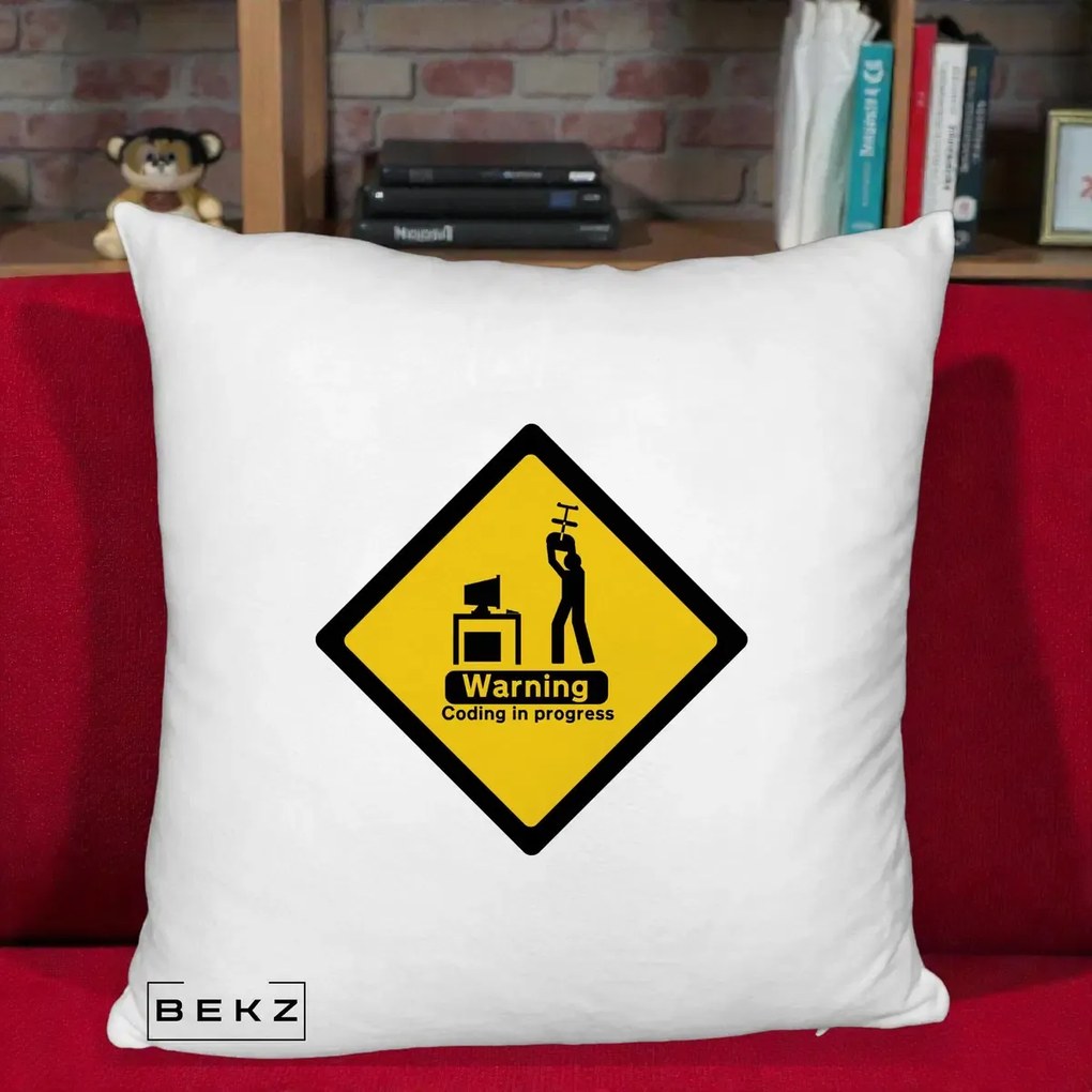 Perna Personalizata Warning Coding in Progress, 40x40 cm, Alb Pufos, Husa Detasabila, Perna Inclusa, BEKZ®