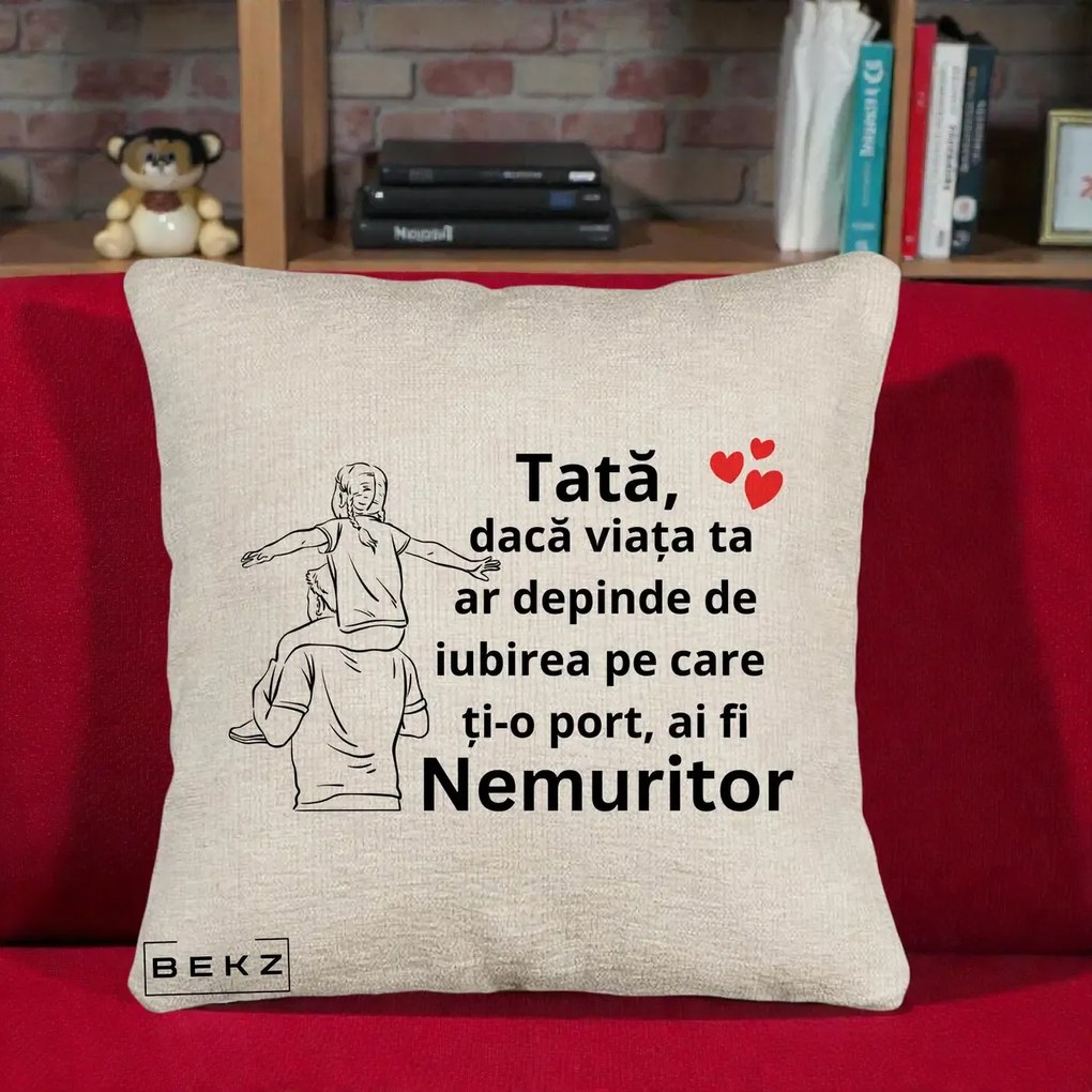 Cadou pentru Tata - Perna Personalizata Tata Supererou Nemuritor, 40x40 cm, Bej Canapea, Husa Detasabila, Perna Inclusa, BEKZ®