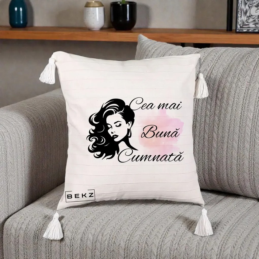 Cadou pentru Cumnata - Perna Personalizata Cea mai Buna Cumnata cu Silueta Dama si Pete Roz, 40x40 cm, Bej cu Franjuri, Husa Detasabila, Perna Inclusa, BEKZ®