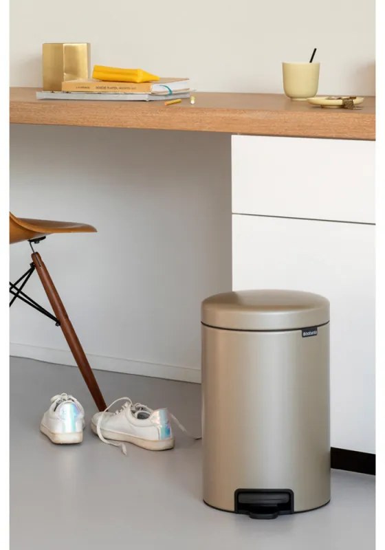 Cos de gunoi cu pedala Brabantia NewIcon 1003201, 12 L, Inchidere lina, Baza antiderapanta, Auriu metalic