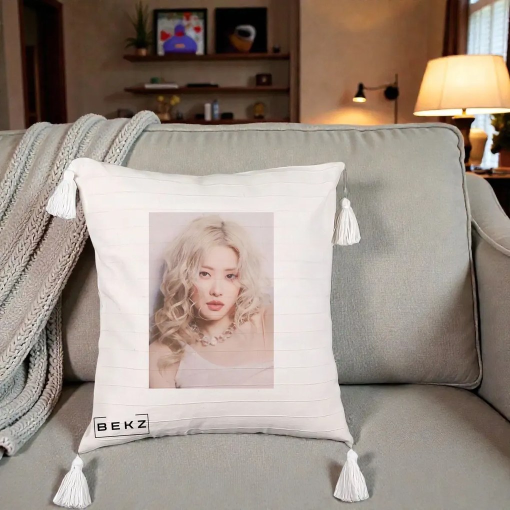 Perna Personalizata K-pop BLACKPINK Rose, 40x40 cm, Bej cu Franjuri, Husa Detasabila, Perna Inclusa, BEKZ®