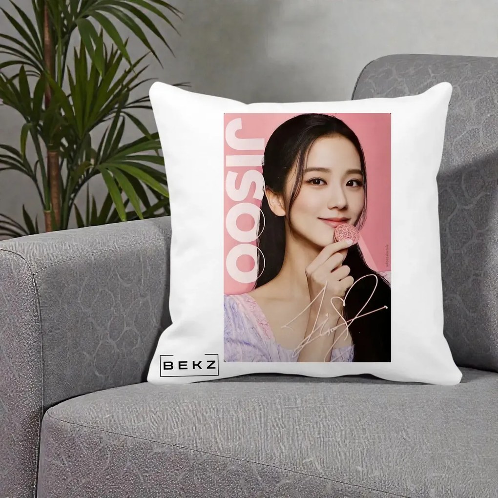 Perna Personalizata K-pop BLACKPINK Jisoo cu Semnatura si Fond Roz, 40x40 cm, Alba Mata, Husa Detasabila, Perna Inclusa, BEKZ®