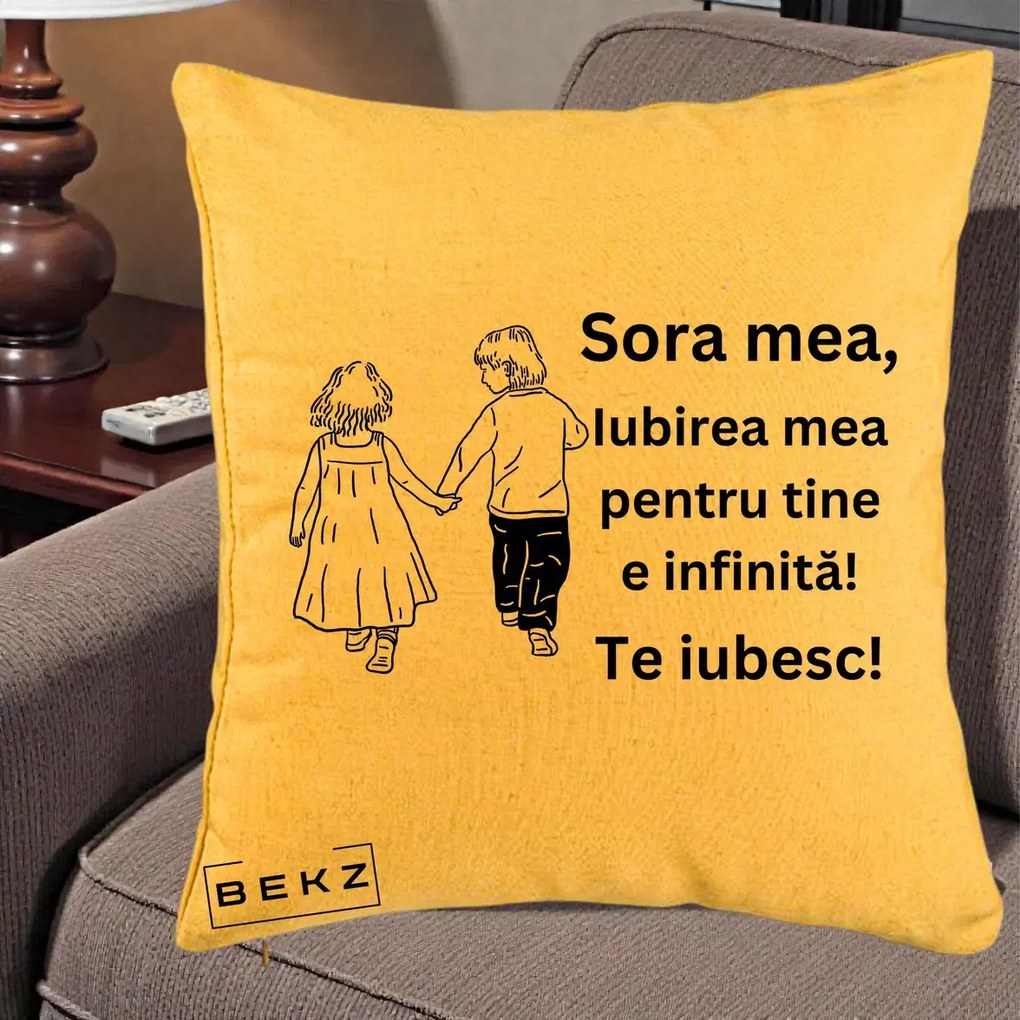 Cadou pentru Sora - Perna Personalizata Sora Mea Te Iubesc Copii Tinand Maini din Spate, 40x40 cm, Galben, Husa Detasabila, Perna Inclusa, BEKZ®