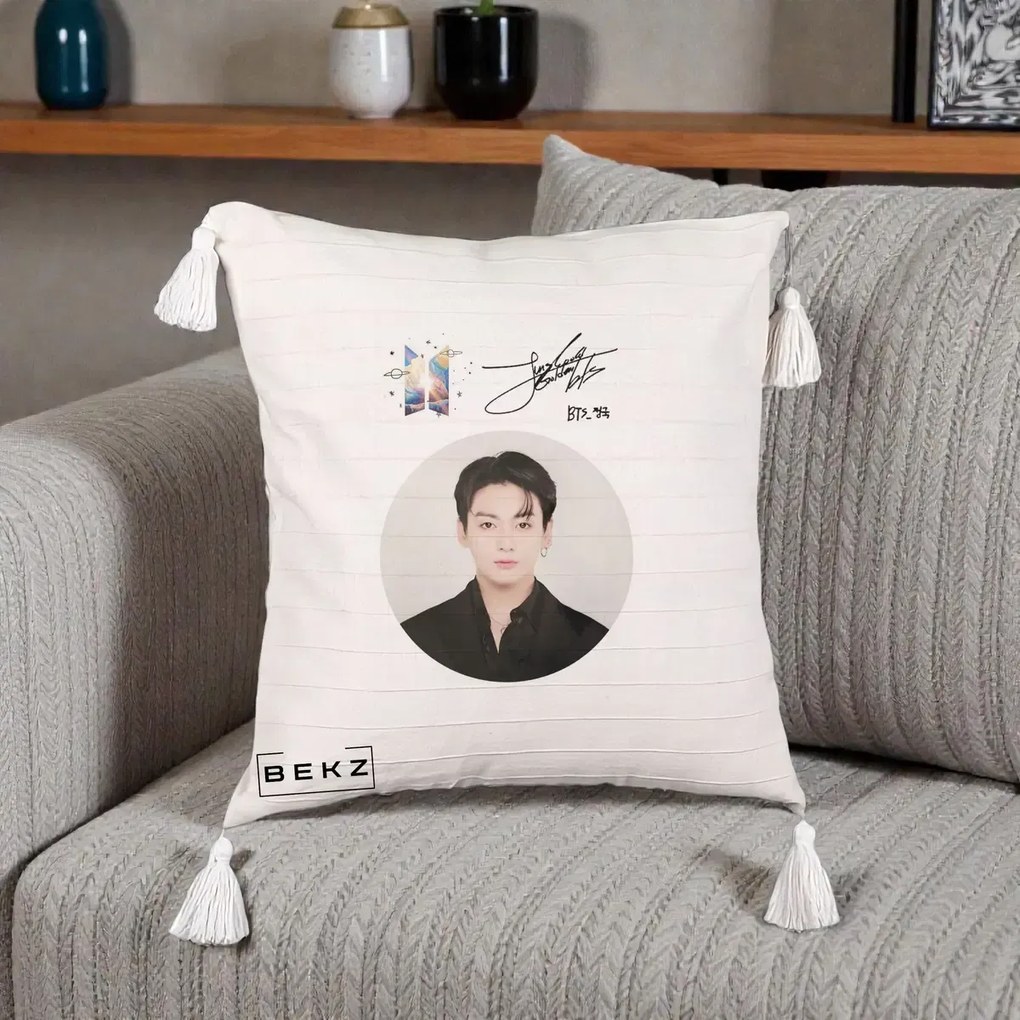 Perna Personalizata K-pop BTS Jungkook Portret cu Autograf, 40x40 cm, Bej cu Franjuri, Husa Detasabila, Perna Inclusa, BEKZ®