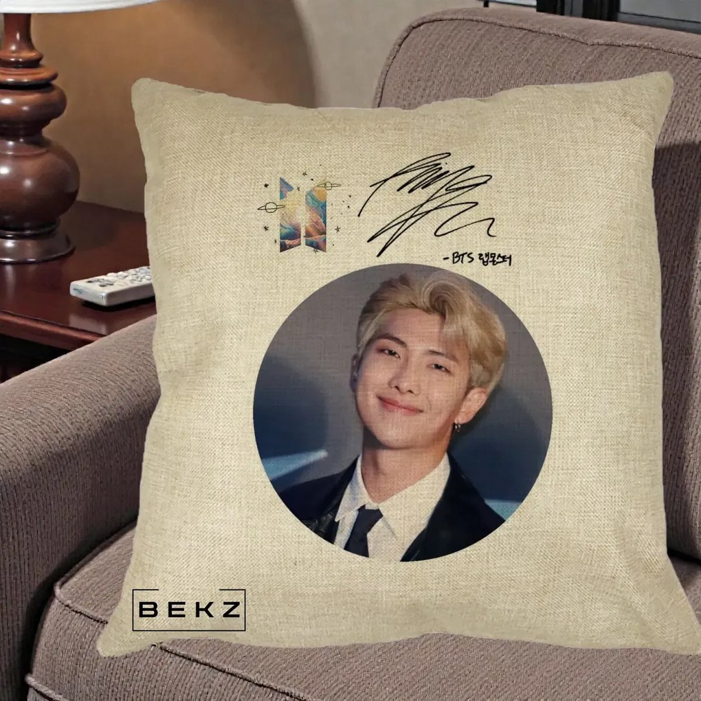 Perna Personalizata K-pop BTS RM Namjoon Portret Cerc cu Autograf, 40x40 cm, Crem, Husa Detasabila, Perna Inclusa, BEKZ®