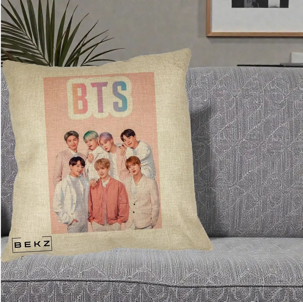 Perna Personalizata K-pop BTS Foto Grup cu BTS si Fond Roz Pastel, 40x40 cm, Crem, Husa Detasabila, Perna Inclusa, BEKZ®