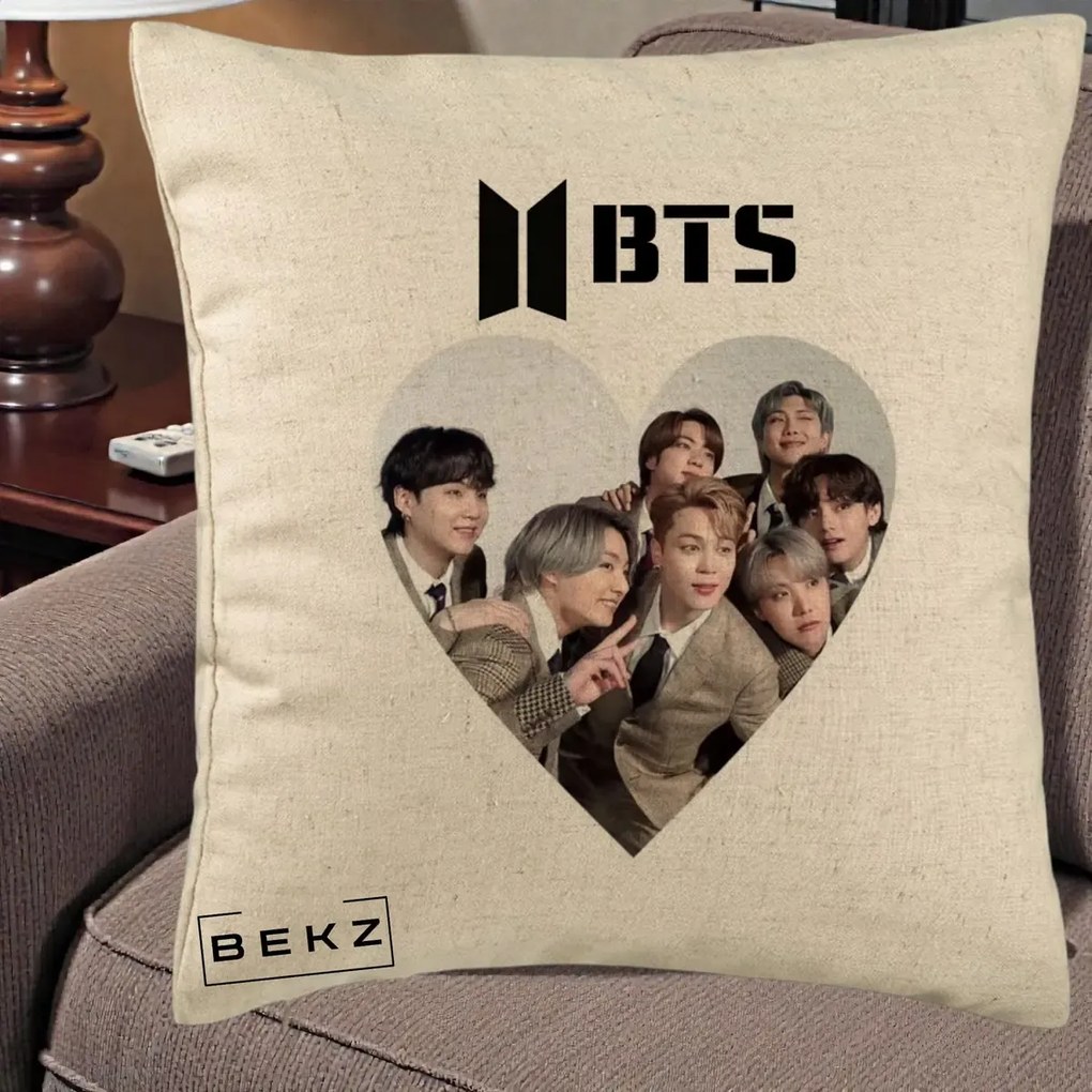 Perna Personalizata K-pop BTS Grup Fotografie in Inima, 40x40 cm, Bej, Husa Detasabila, Perna Inclusa, BEKZ®