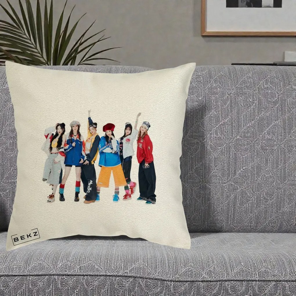 Perna Personalizata Grup K-pop Fete in Picioare Foto, 40x40 cm, Ecru, Husa Detasabila, Perna Inclusa, BEKZ®