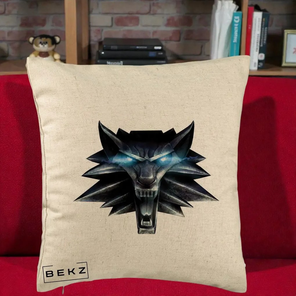 Perna Decorativa The Witcher Wolf Head, 40x40 cm, Bej, Husa Detasabila, Perna Inclusa, BEKZ®