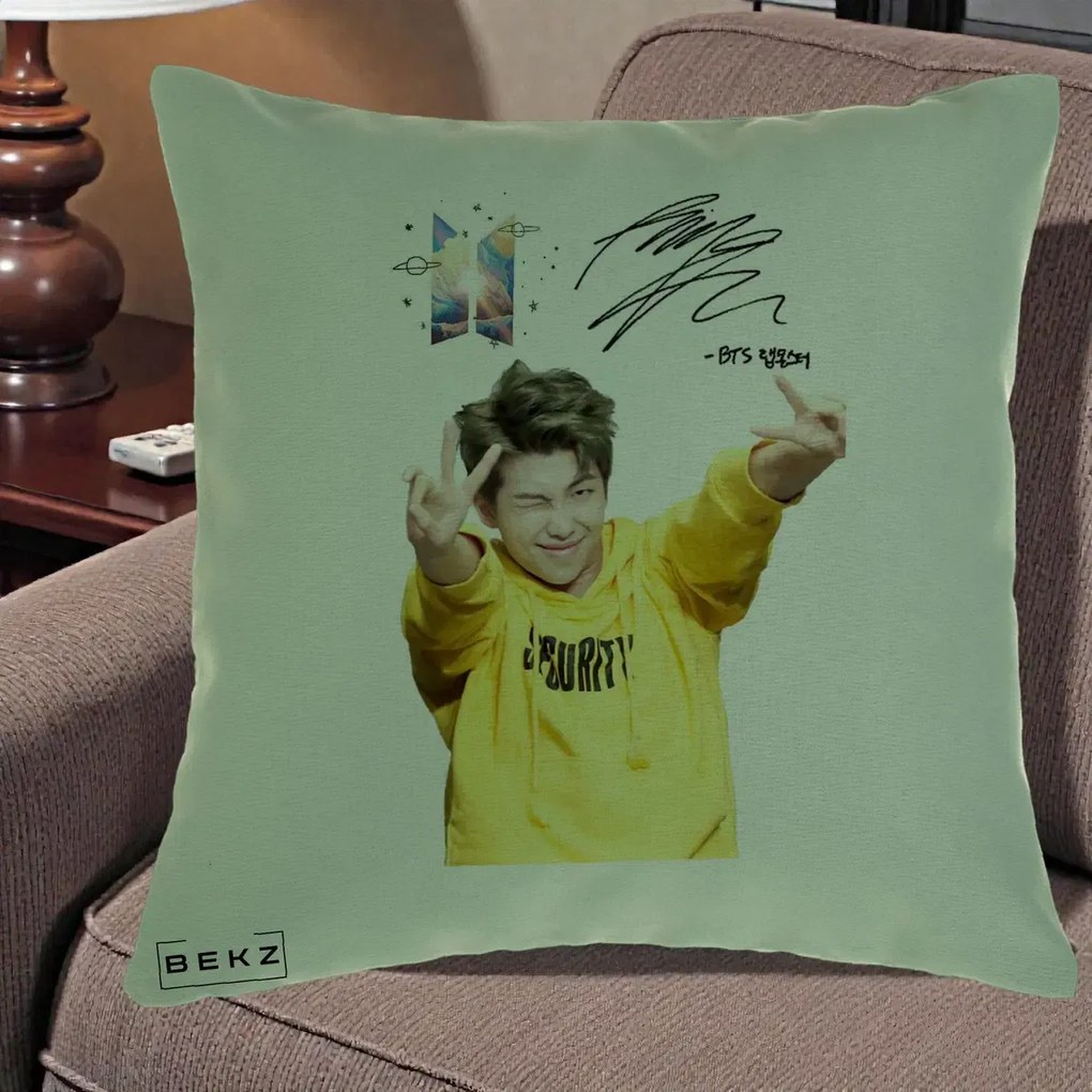Perna Personalizata K-pop BTS RM Namjoon Hanorac Galben Autograf, 40x40 cm, Verde, Husa Detasabila, Perna Inclusa, BEKZ®