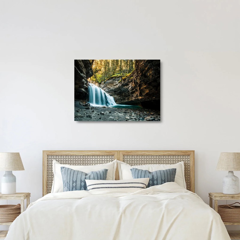 Tablou pe sticlă cu cascada de pădure (70x50 cm)