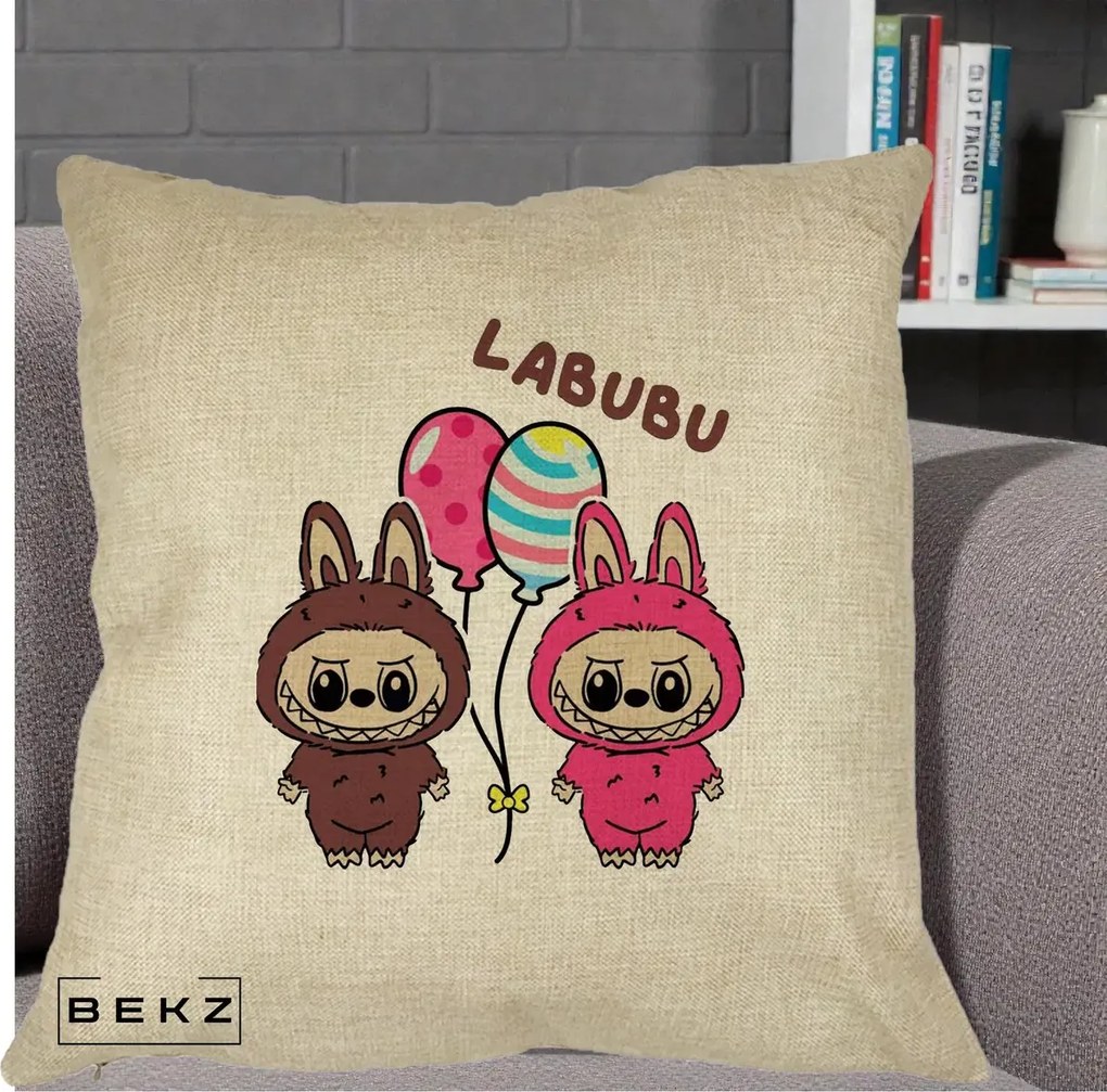 Perna Personalizata Labubu Cuplu cu Baloane, 40x40 cm, Crem, Husa Detasabila, Perna Inclusa, BEKZ®