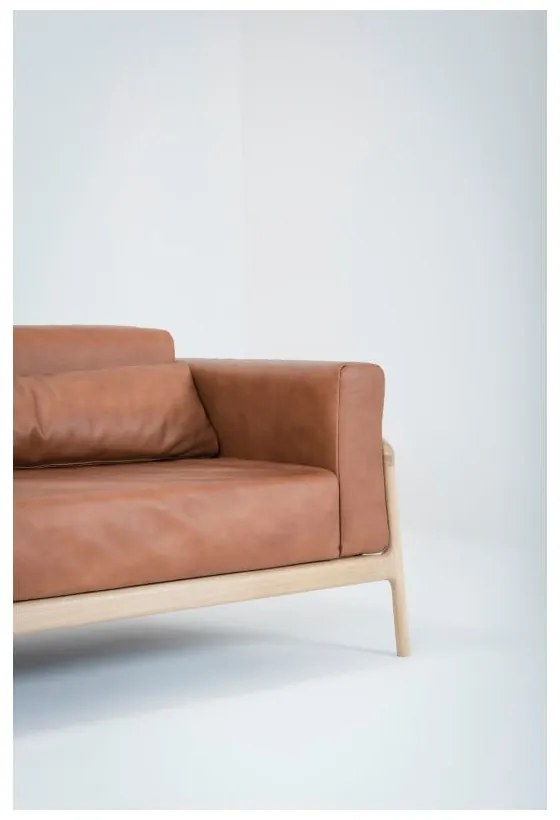 Canapea din piele bovină cu structură din lemn masiv de stejar Gazzda Fawn, 240 cm, maro cognac
