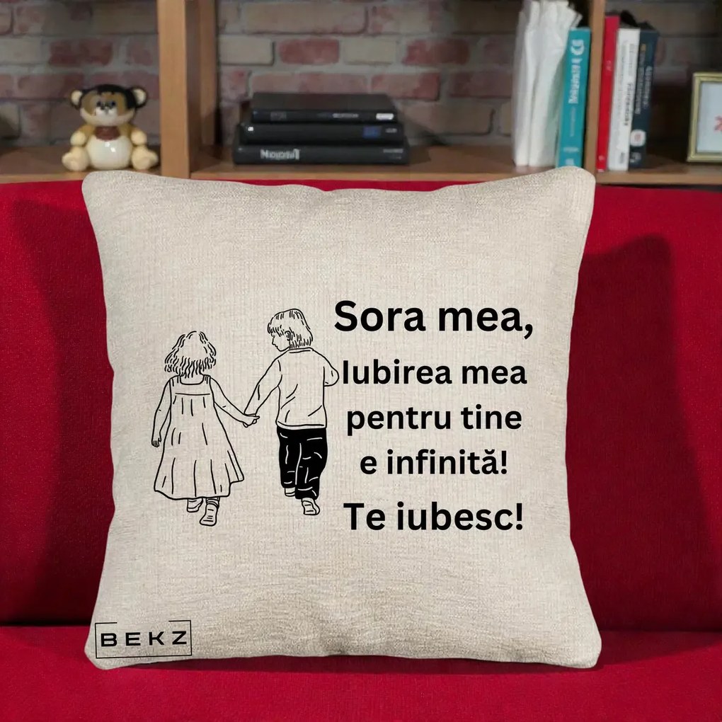 Cadou pentru Sora - Perna Personalizata Sora Mea Te Iubesc Copii Tinand Maini din Spate, 40x40 cm, Bej Canapea, Husa Detasabila, Perna Inclusa, BEKZ®
