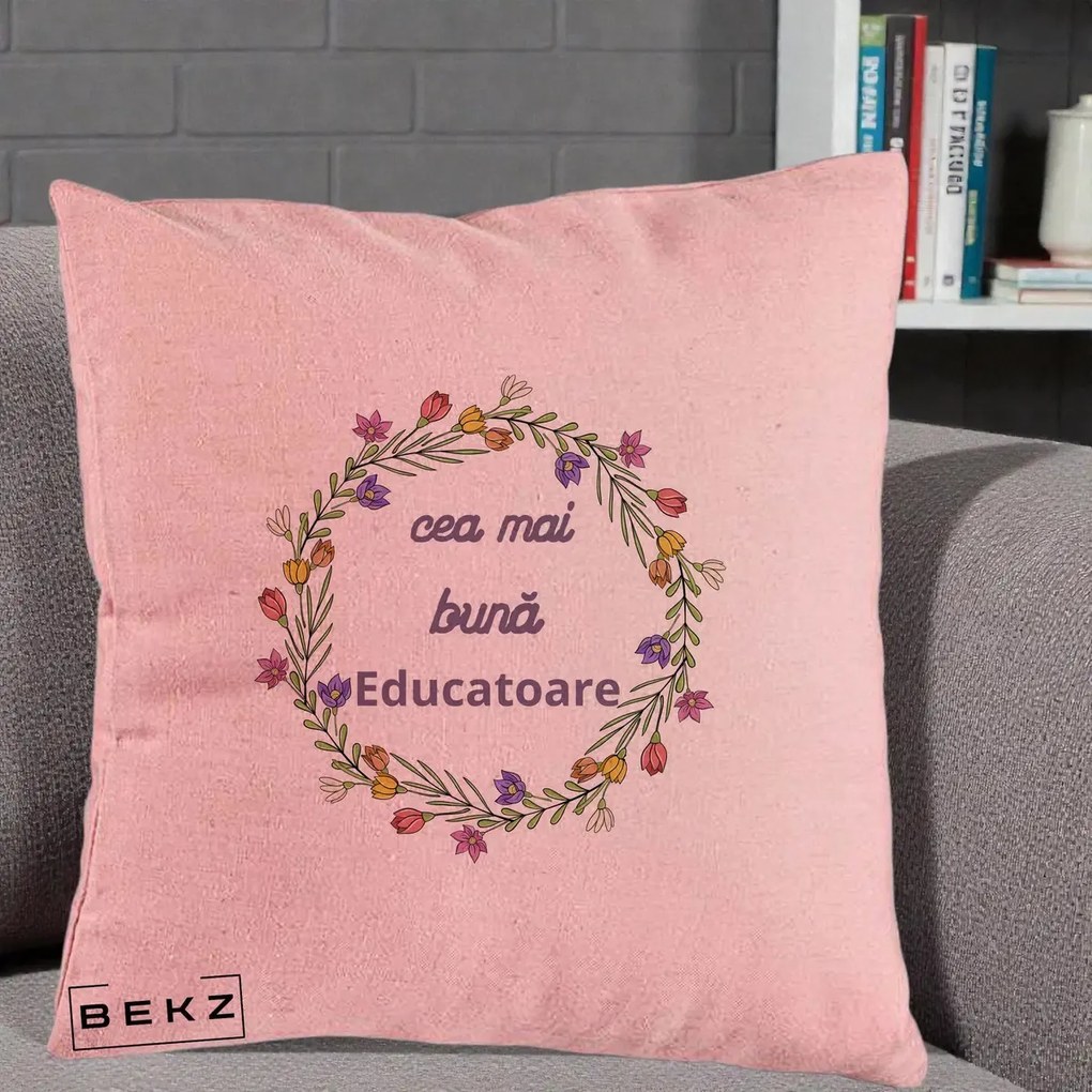 Cadou pentru Educatoare - Perna Personalizata Cea mai Buna Educatoare cu Coronita Florala Colorata, 40x40 cm, Roz, Husa Detasabila, Perna Inclusa, BEKZ®