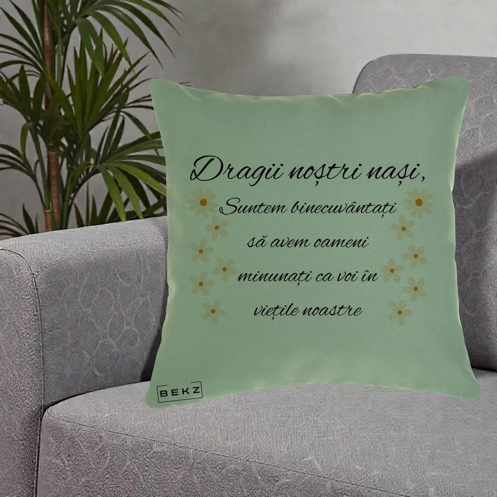 Cadou pentru Nasi - Perna Personalizata Dragii Nostri Nasi Suntem Binecuvantati cu Floricele, 40x40 cm, Verde, Husa Detasabila, Perna Inclusa, BEKZ®