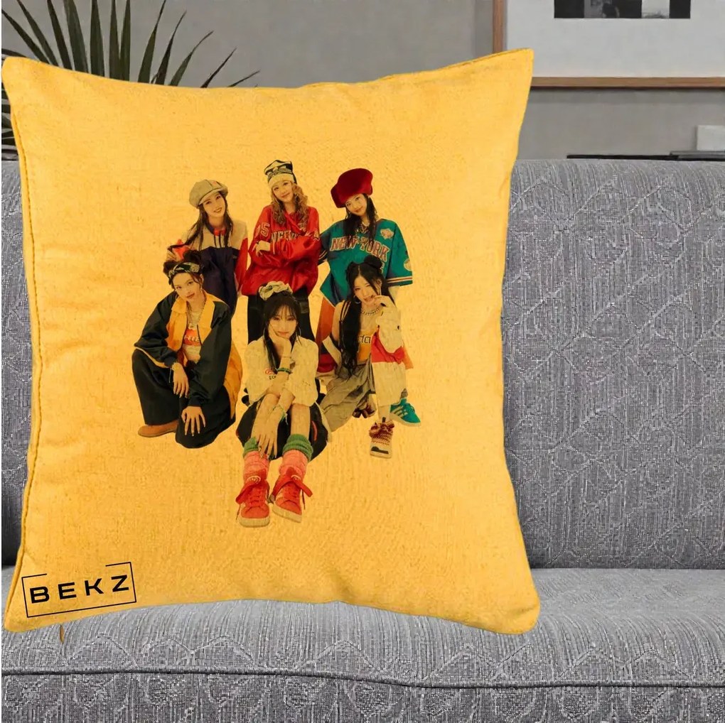 Perna Personalizata Grup K-pop Fete Streetwear Foto, 40x40 cm, Galben, Husa Detasabila, Perna Inclusa, BEKZ®