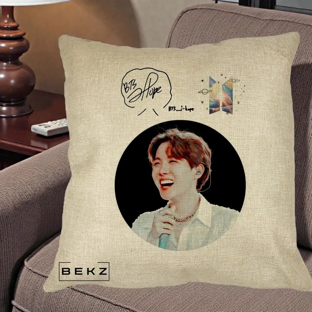 Perna Personalizata K-pop BTS J-Hope Portret cu Autograf, 40x40 cm, Crem, Husa Detasabila, Perna Inclusa, BEKZ®