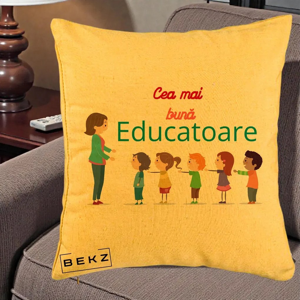 Cadou pentru Educatoare - Perna Personalizata Cea mai Buna Educatoare cu Ilustratie Copii si Educatoare, 40x40 cm, Galben, Husa Detasabila, Perna Inclusa, BEKZ®