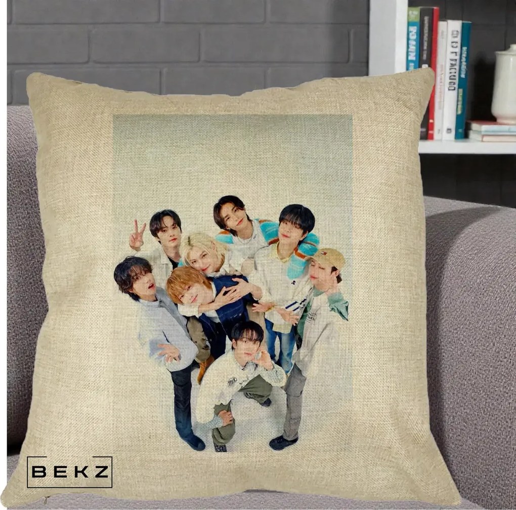 Perna Personalizata K-pop Stray Kids Foto Grup Bleu, 40x40 cm, Crem, Husa Detasabila, Perna Inclusa, BEKZ®
