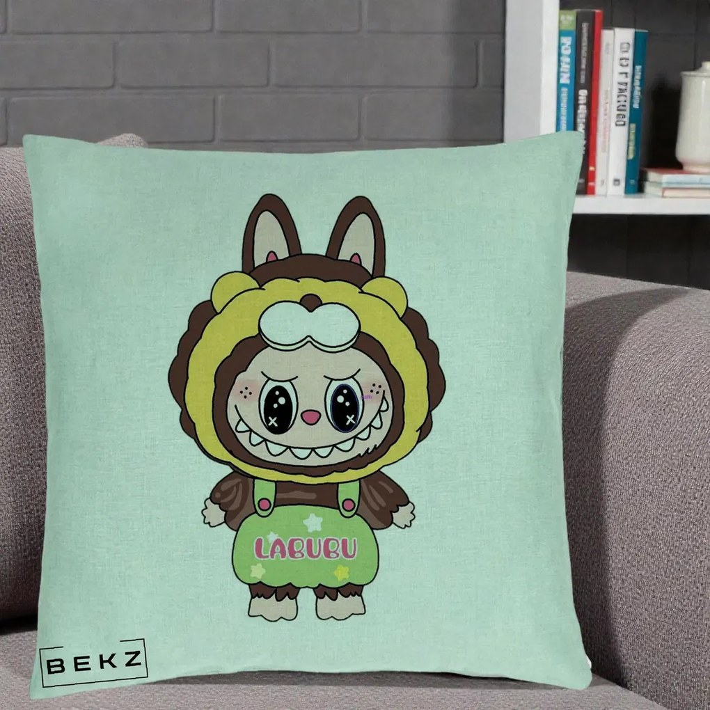 Perna Personalizata Labubu Leu Galben cu Salopeta, 40x40 cm, Verde Menta, Husa Detasabila, Perna Inclusa, BEKZ®