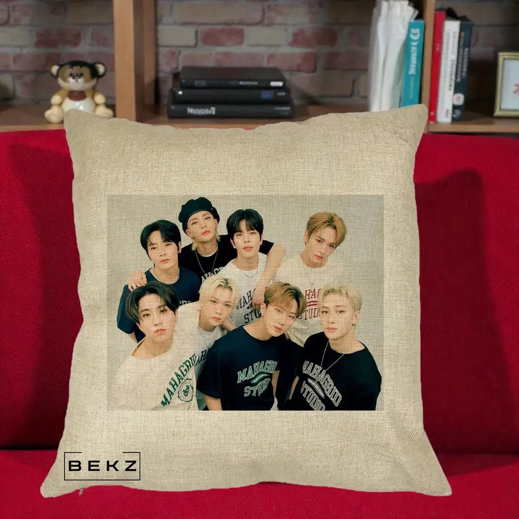 Perna Personalizata K-pop Stray Kids Foto Grup Text, 40x40 cm, Crem, Husa Detasabila, Perna Inclusa, BEKZ®