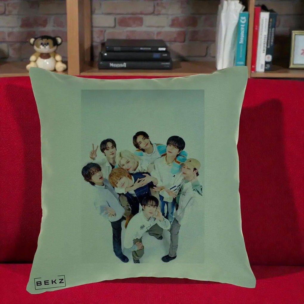 Perna Personalizata K-pop Stray Kids Foto Grup Bleu, 40x40 cm, Verde, Husa Detasabila, Perna Inclusa, BEKZ®