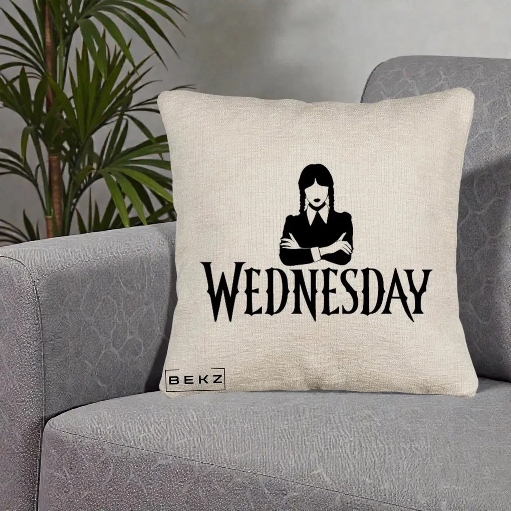 Perna Personalizata Wednesday Addams cu Brate Incrucisate, 40x40 cm, Bej Canapea, Husa Detasabila, Perna Inclusa, BEKZ®