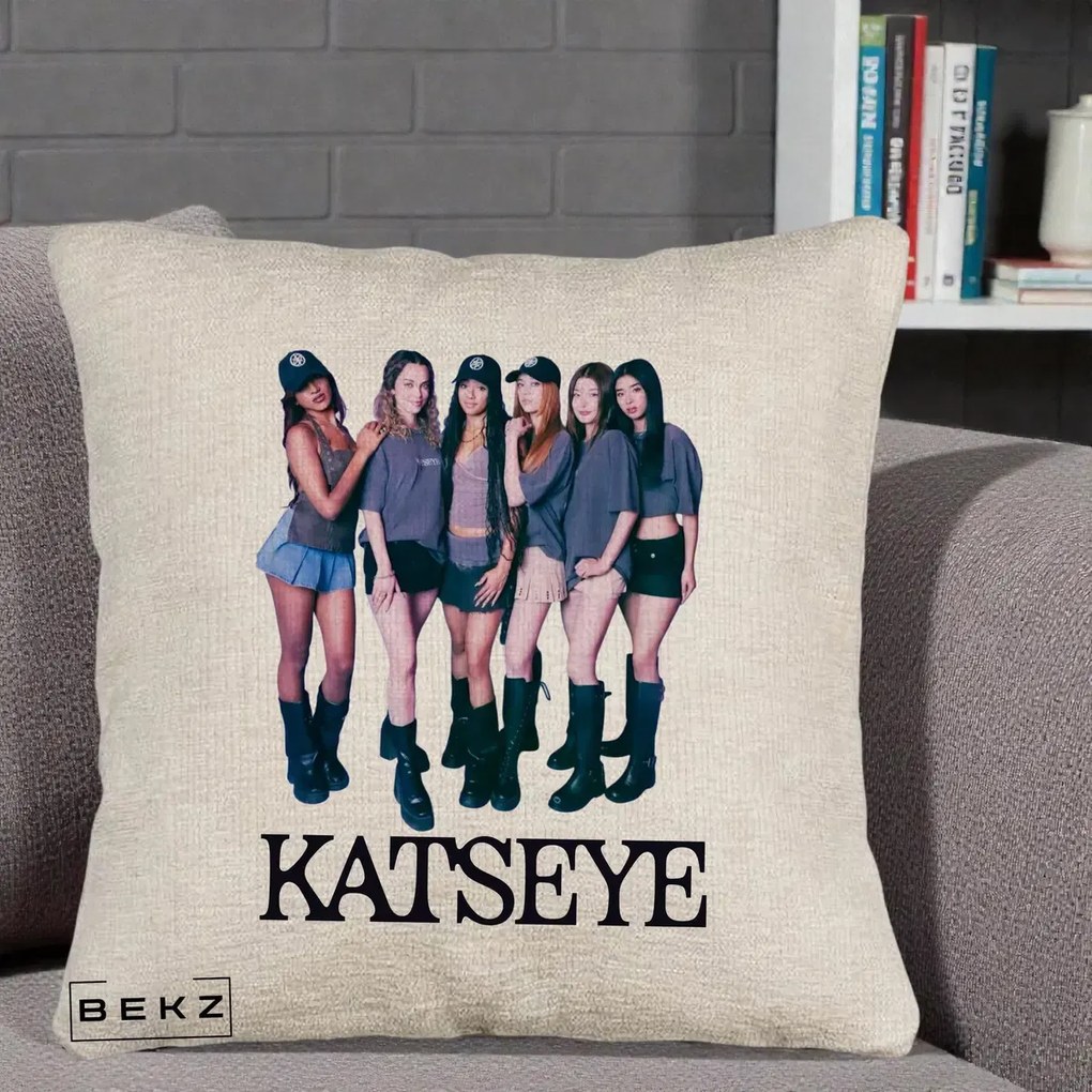 Perna Personalizata K-pop KATSEYE Grup Foto Tinute Gri, 40x40 cm, Bej Canapea, Husa Detasabila, Perna Inclusa, BEKZ®