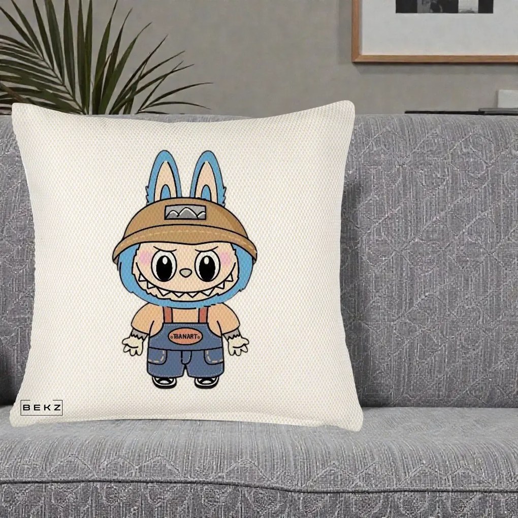 Perna Personalizata Labubu Toanart Blugi, 40x40 cm, Crem Reliefat, Husa Detasabila, Perna Inclusa, BEKZ®