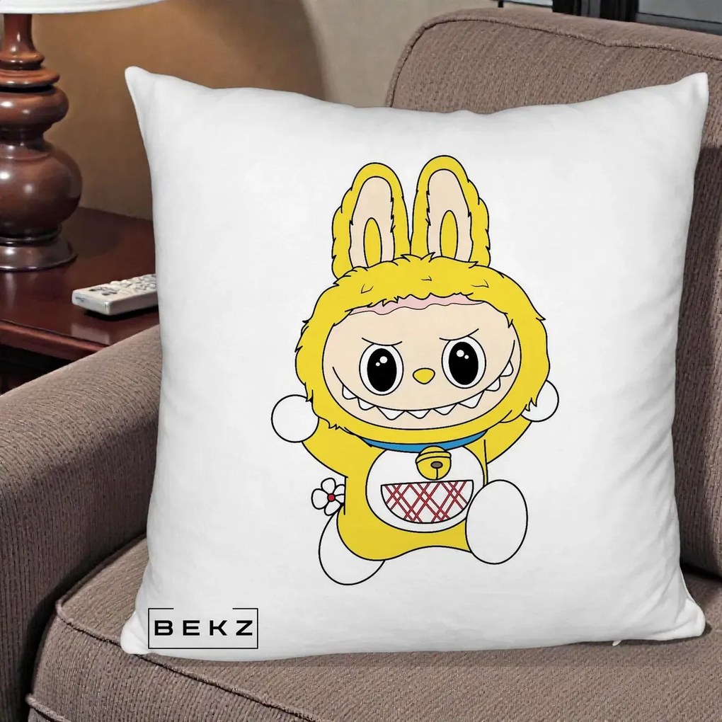 Perna Personalizata Labubu Galben Doraemon, 40x40 cm, Alb Pufos, Husa Detasabila, Perna Inclusa, BEKZ®