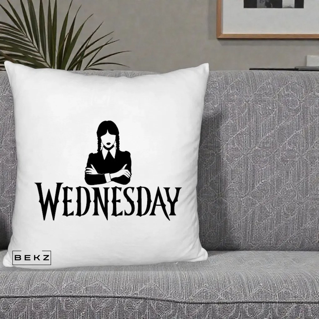 Perna Personalizata Wednesday Addams cu Brate Incrucisate, 40x40 cm, Alb Pufos, Husa Detasabila, Perna Inclusa, BEKZ®