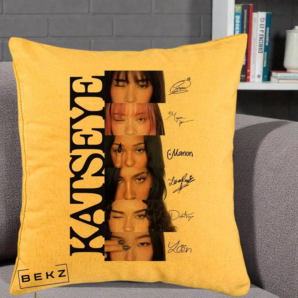Perna Personalizata K-pop KATSEYE Semnaturi Membre Foto, 40x40 cm, Galben, Husa Detasabila, Perna Inclusa, BEKZ®