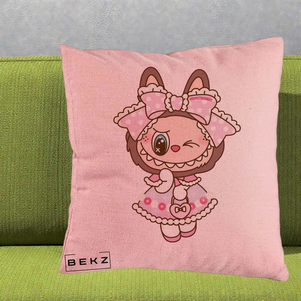 Perna Personalizata Labubu Lolita Roz cu Dantela, 40x40 cm, Roz, Husa Detasabila, Perna Inclusa, BEKZ®