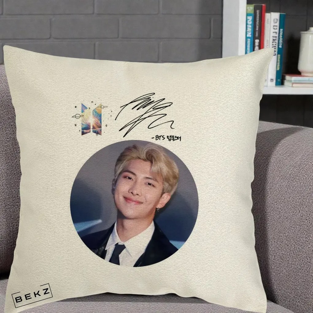 Perna Personalizata K-pop BTS RM Namjoon Portret Cerc cu Autograf, 40x40 cm, Ecru, Husa Detasabila, Perna Inclusa, BEKZ®