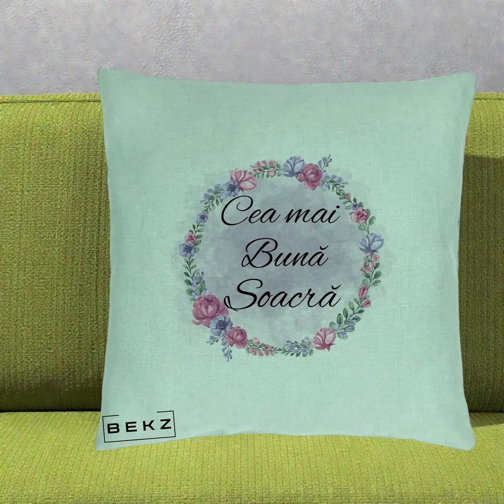 Cadou pentru Soacra - Perna Personalizata Cea mai Buna Soacra cu Coronita Flori Roz si Mov, 40x40 cm, Verde Menta, Husa Detasabila, Perna Inclusa, BEKZ®