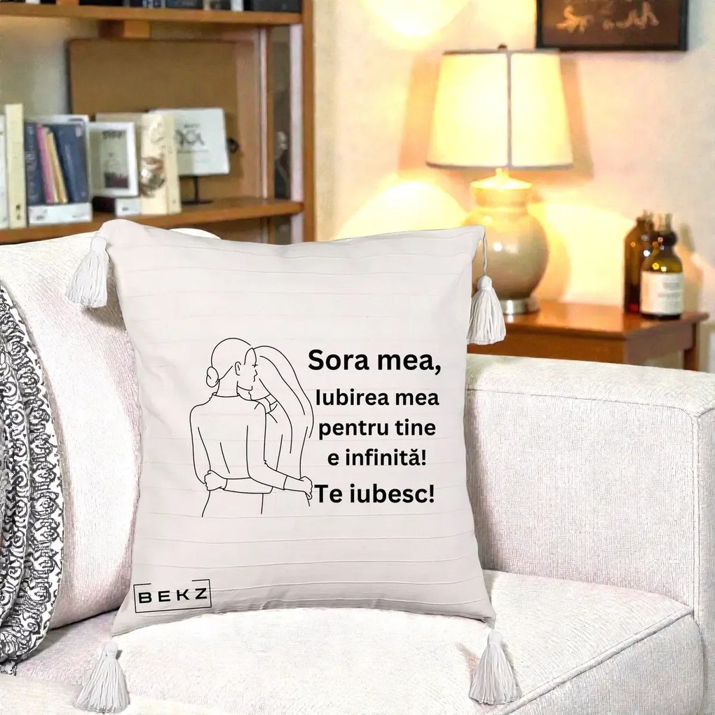 Cadou pentru Sora - Perna Personalizata Sora Mea Te Iubesc Imbratisare din Spate Line Art, 40x40 cm, Bej cu Franjuri, Husa Detasabila, Perna Inclusa, BEKZ®